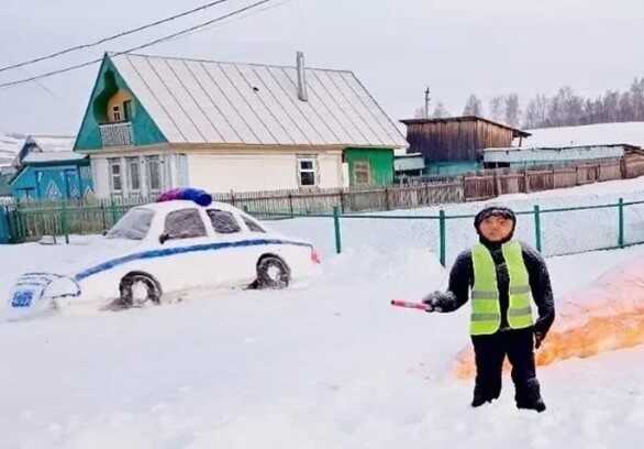 Ледяная скульптура сотрудника ГИБДД напугала пьяных водителей в Башкирии