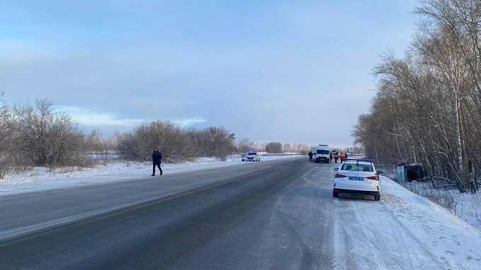 Автобус перевернулся под Новосибирском, пострадали три человека