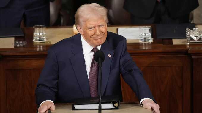 Трамп пошутил о том, что его избрали Папой Римским